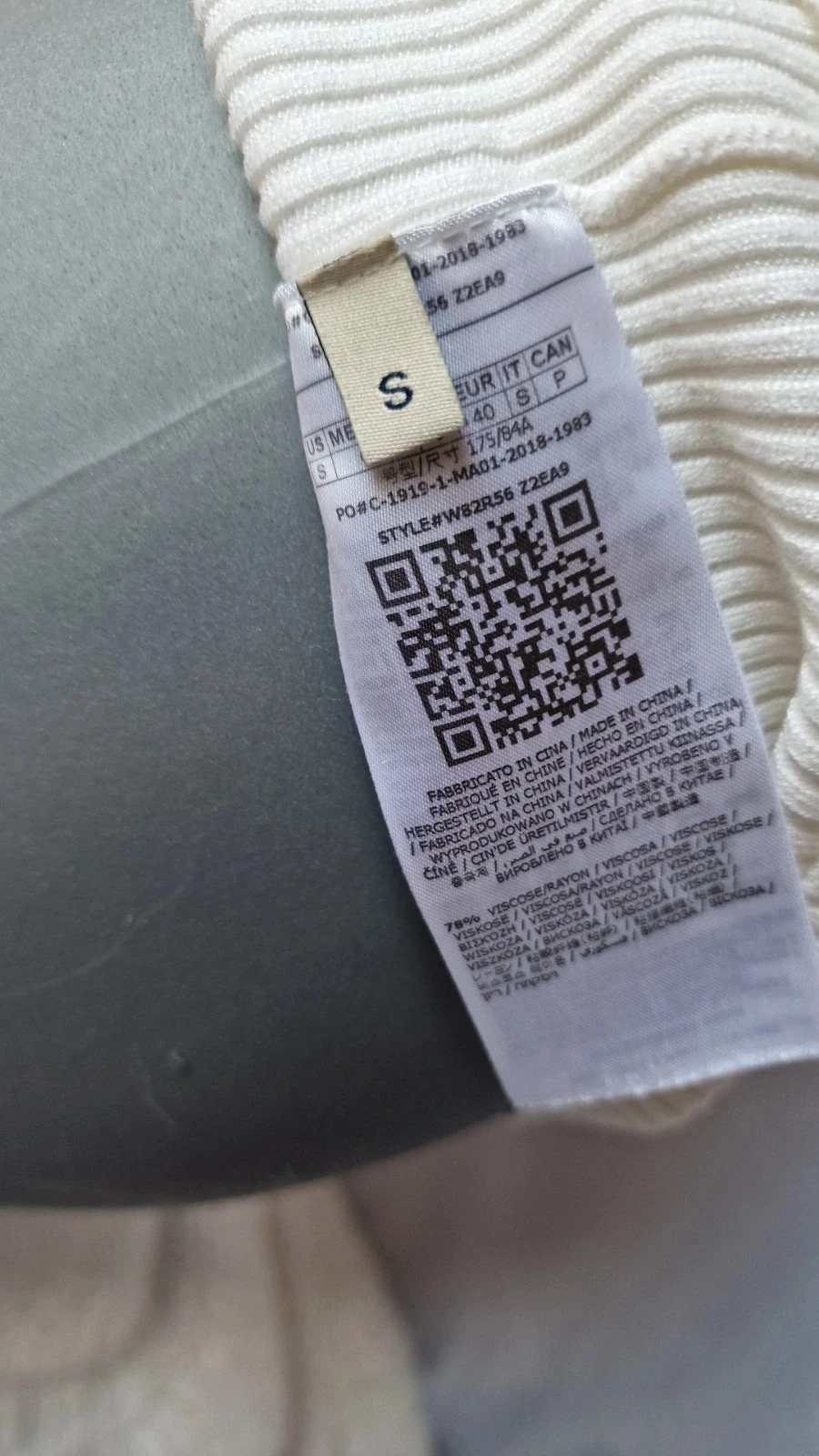 Suéter Guess blanco crema con hombros descubiertos mangas trenzadas T40 – photo 14